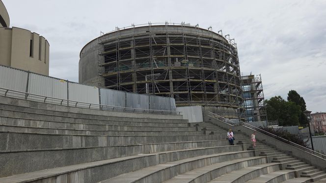 Szklana fasada Opery Nova nabiera kształtów. Rozbudowa wkracza w decydującą fazę!