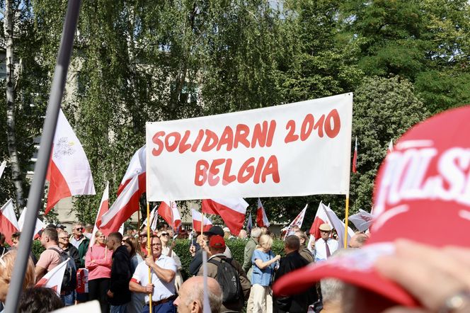 Banery na powitanie Nawrockiego 