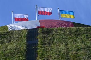 Flaga ukraińska wróciła na Kopiec Kościuszki. Duże problemy Grzegorza Brauna