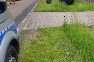 W wyniku wypadku droga wojewódzka nr 698 została całkowicie zablokowana. Policjanci kierują na objazdy