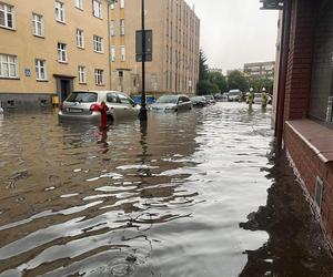 Ogromna ulewa w Ełku. Kilkanaście ulic zalanych. Strażacy mieli ręce pełne roboty!