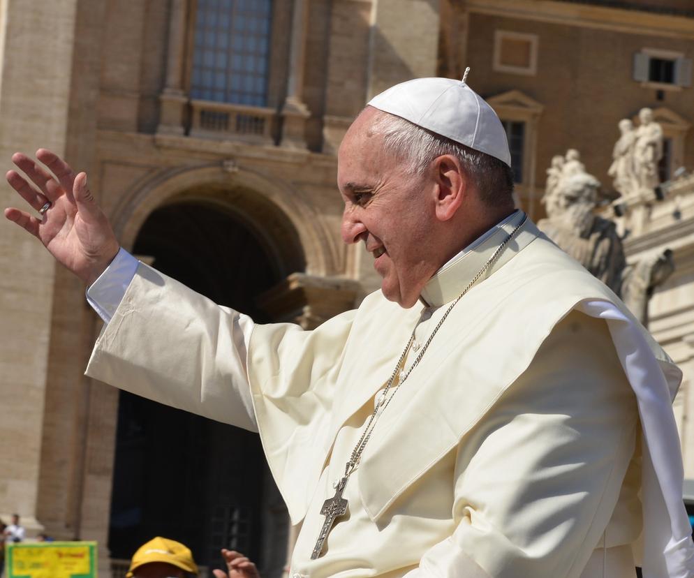 Papież Franciszek staje w obronie Jana Pawła II.  Stał się celem obraźliwych i bezpodstawnych domysłów