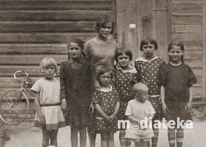 Zdjęcie rodzinne przed domem, ul. Kraszewskiego 21, Białystok, 1923 r.