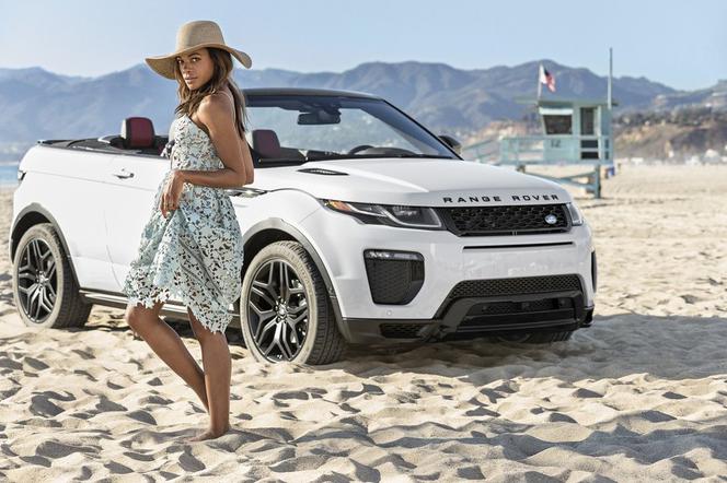 Dzieczyna Bonda Naomie Harris pozuje z Range Roverem Evoque kabrio 