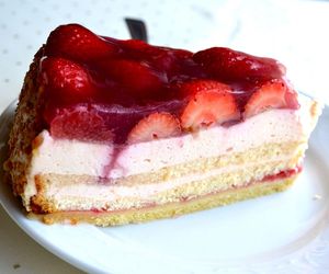 Owocowy biszkopt z kremem – ciasto z truskawkami, które znika w mig!