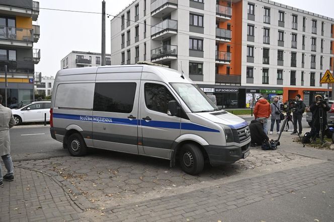 Oczekiwanie na wyjście ks. Michała Olszewskiego na wolność