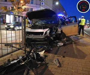 Koszmarne zderzenie audi, volvo i tramwaju. Totalna demolka na przystanku