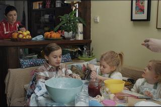 M jak miłość, odcinek 1736: Zuzia (Marcelina Kempka), Emilka (Julia Kempka), Misiek (Aleksander Bożyk), Kinga (Katarzyna Cichopek)