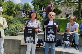 Manifestacja w obronie dyrektora III LO w Tarnowie