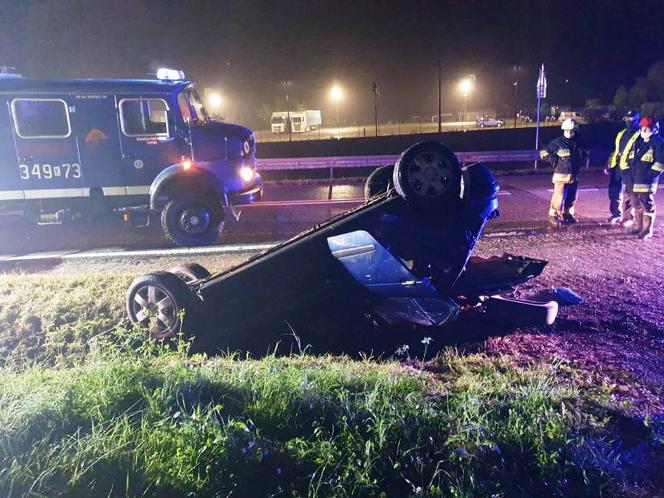 Obłazy Ryterskie. Dachowanie w przydrożnym rowie! Pasażerowie mogą mówić o cudzie