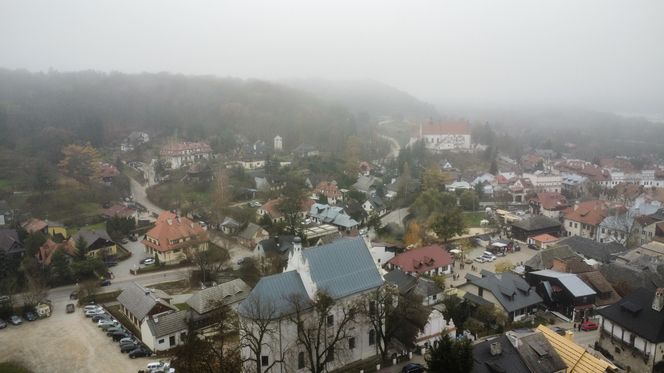 Mglisty Kazimierz Dolny w obiektywie. Miasteczko nad Wisłą przyciąga turystów nawet późną jesienią