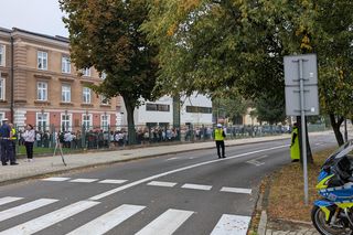 Zwalniam przed szkołą