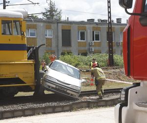 Kontrolowane zderzenie pociągu z osobówką