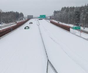 Jeszcze nie otworzyli, a już jest zepsuty. Asfalt na nowym odcinku S17 jest popękany, będzie opóźnienie