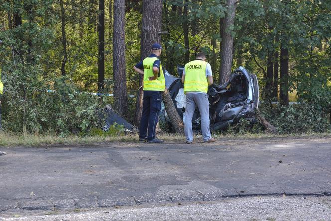 Nastolatkowie roztrzaskali się w lesie