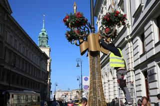 Warszawa rozwiesza świąteczną iluminację