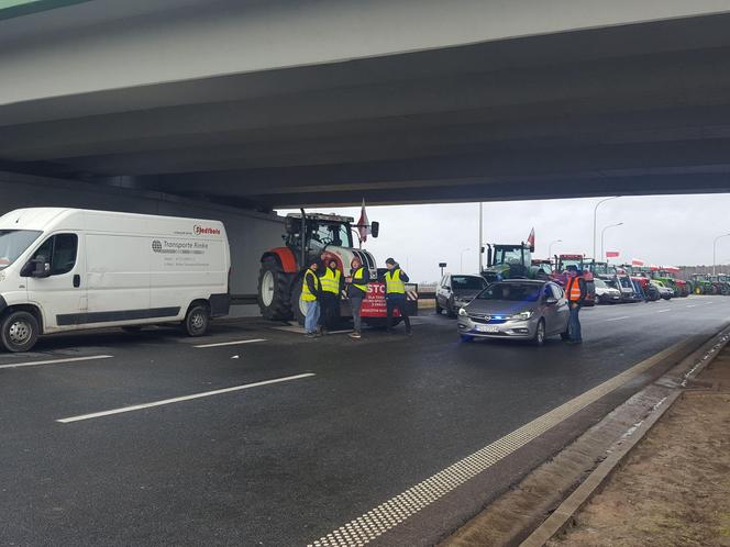 ​Na S5 koło Leszna zaczęła się druga doba rolniczego protestu