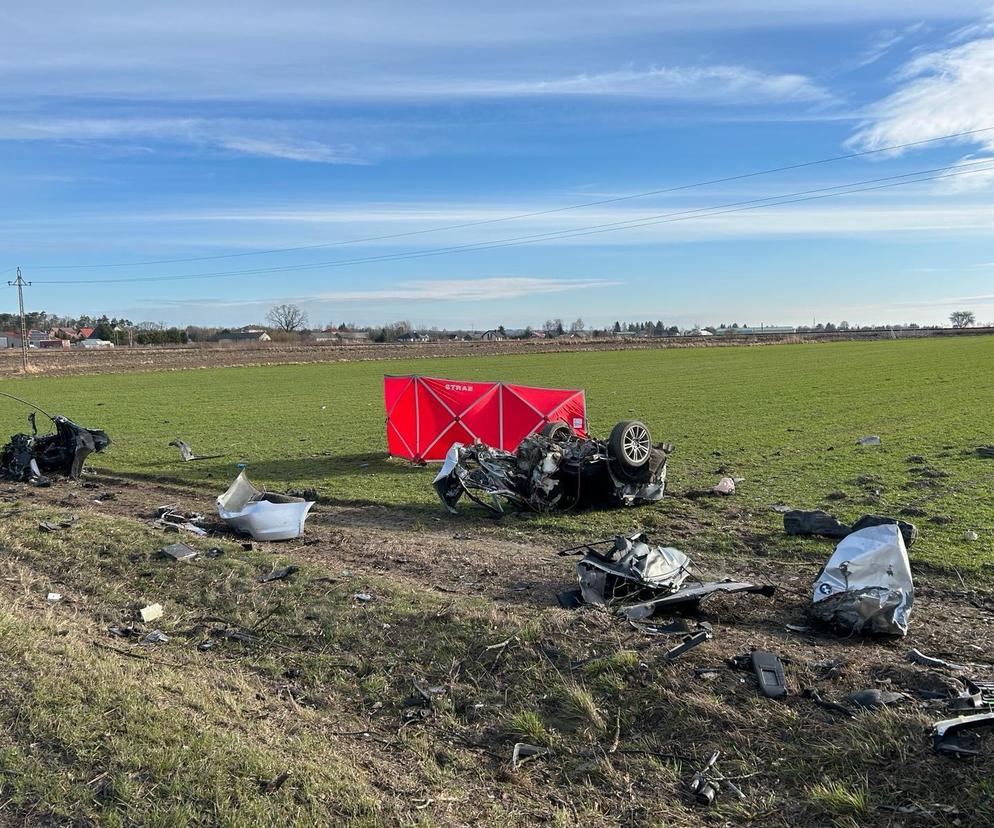 Śmiertelny wypadek w miejscowości Małochwiej Mały. BMW rozpadło się na wiele części