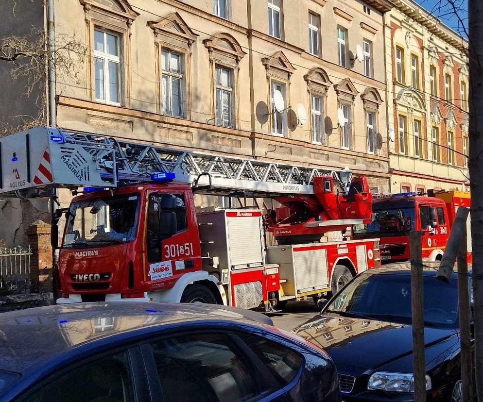 Tragiczny pożar w centrum Bydgoszczy. Strażacy wynieśli z mieszkania ciało mężczyzny [ZDJĘCIA]