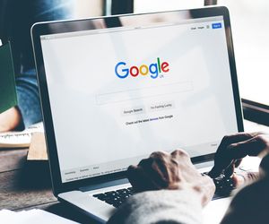 Wpisz to słowo w wyszukiwarce Google, a poznasz prawdę o swoim internecie. Połowa Polaków nie zna tej funkcji i przepłaca