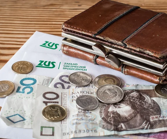 Komu ZUS wypłaci dwie 13. emerytury? Wyjaśniamy