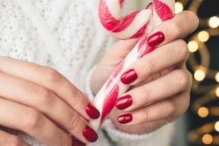 Paznokcie na święta Bożego Narodzenia 2024. Najmodniejsze wzory na zimę