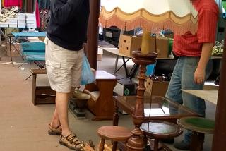 Janusz Korwin-Mikke z żoną i dzieckiem na zakupach.