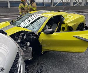 Żółta Corvette huknęła w bariery i zderzyła się z 3 samochodami! 