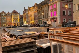 Przygotowania do Jarmarku Świątecznego na Starym Rynku w Poznaniu