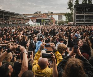 Pogo dziś jest już domeną koncertów hip-hopowych? Na AC/DC zakazy, na ostatnim występie Quebonafide publika ruszyła w tan!