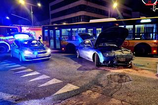 Nocna demolka przy placu Szembeka. Audi skosiło barierki i sygnalizator