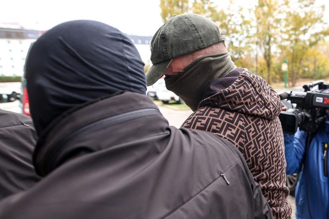 Zatrzymany twórca marki Red is Bad Paweł S. podczas doprowadzenia do siedziby Śląskiego Wydziału Zamiejscowego Departamentu do spraw Przestępczości Zorganizowanej i Korupcji Prokuratury Krajowej w Katowicach