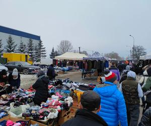 Giełda samochodowa w Łodzi. Przyciąga klientów, ale sprzedawcy nie są zadowoleni