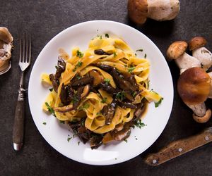 Tagliatelle z grzybami leśnymi: prosty przepis