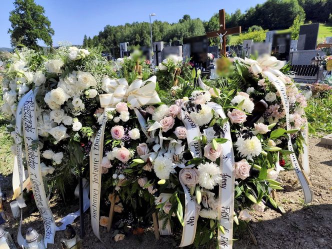 Pogrzeb Justyny i Zbigniewa. Ich groby utonęły w białych kwiatach