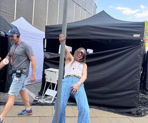 Michał Szpak przyłapany bez spodni za kulisami koncertu. Tego nie pokazali w TV!