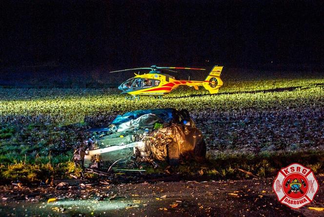 Wypadek z udziałem dwóch osobówek w Dąbrowie! Dwie osoby trafiła do szpitala [ZDJĘCIA]