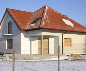 Co ci grozi, jeżeli zimą przerwiesz budowę domu na tych etapach?
