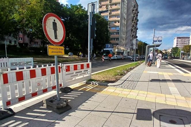 Utrudnienia dla pieszych i rowerzystów na alei Wyzwolenia