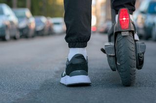 Dziecko leżało na ziemi, wywróciło się na hulajnodze elektrycznej. Policjanci apelują o ostrożność i przypominają o przepisach
