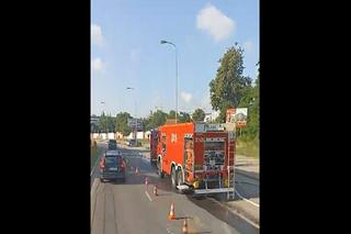 Białystok: pożar domu przy ul. Młynowej. Z ogniem walczą cztery jednostki straży pożarnej