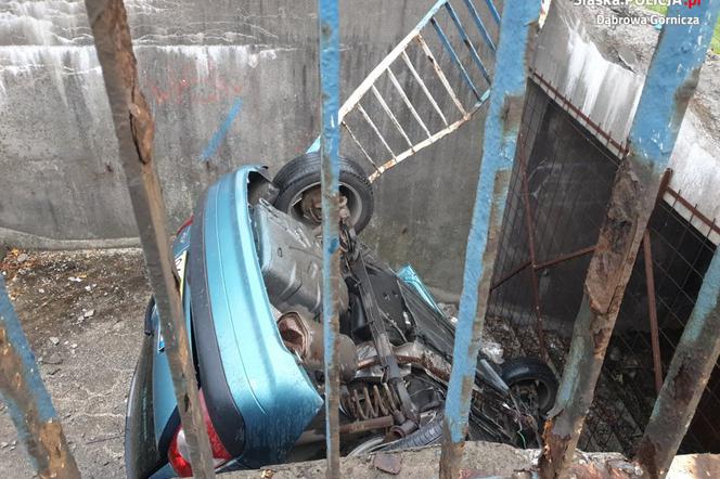 Przerażający wypadek w Dąbrowie Górniczej. Renault Clio dachowało w tunelu