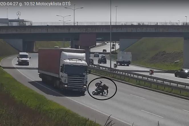 Ruda Śląska: Groźny wypadek motocyklisty na Zakręcie Mistrzów. Zahaczył o bok TIR-a [WIDEO]