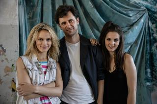 Motyw odc. 4. Luiza ( Grażyna Sobocińska), Anna Czarna (Agata Turkot), Maks (Bartosz Kotschedoff) w 1989 roku