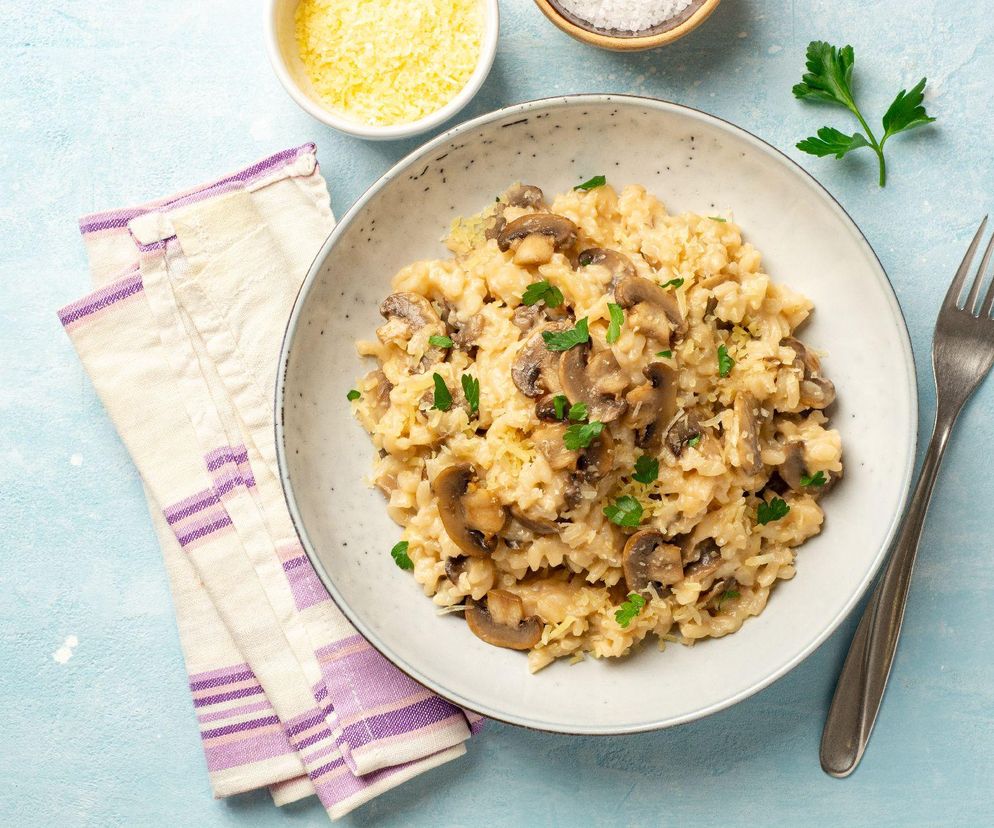 Na patelnię wrzucam te grzyby i smażę. Ta jajecznica to pyszne śniadanie dla całej rodziny 