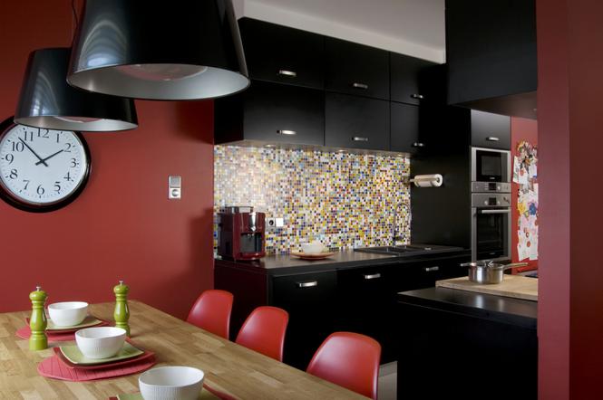 Barwna kuchnia z salonem: czerwony kolor ścian i mozaika w aranżacji
