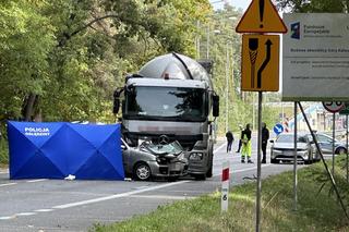 Ciężarówka zmiażdżyła bok małego seicento. 65-latka zginęła na miejscu