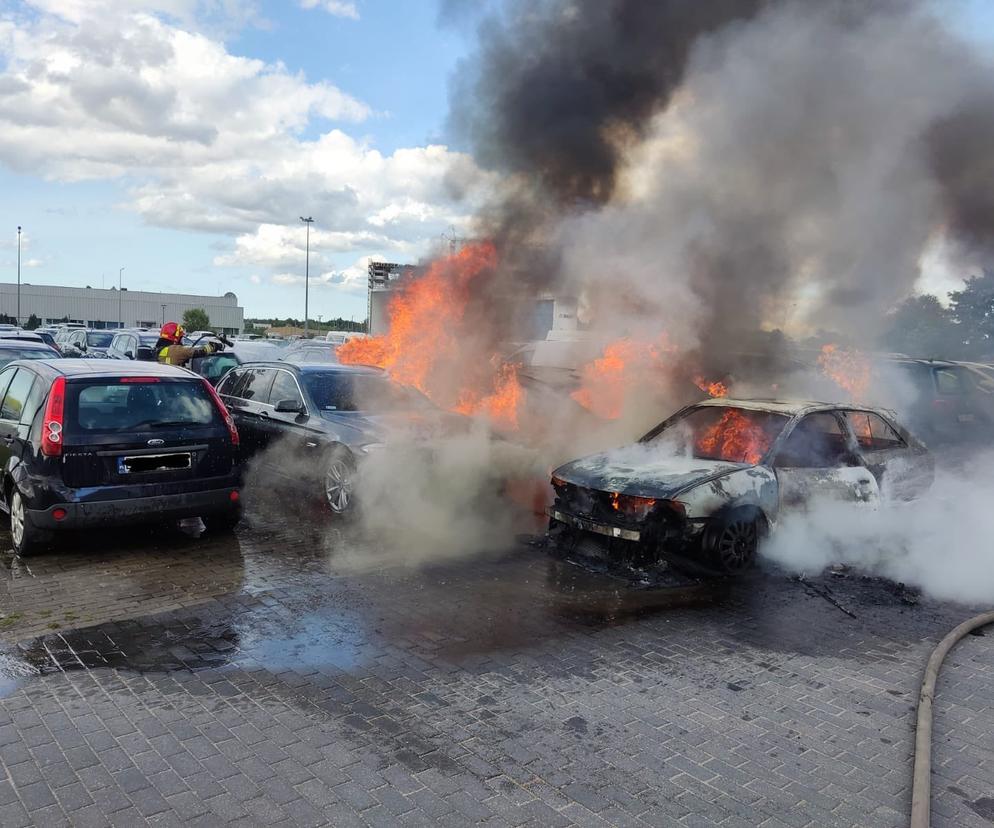 Auta płonęły jak pochodnie. Duży pożar na parkingu przy lotnisku w Gdańsku