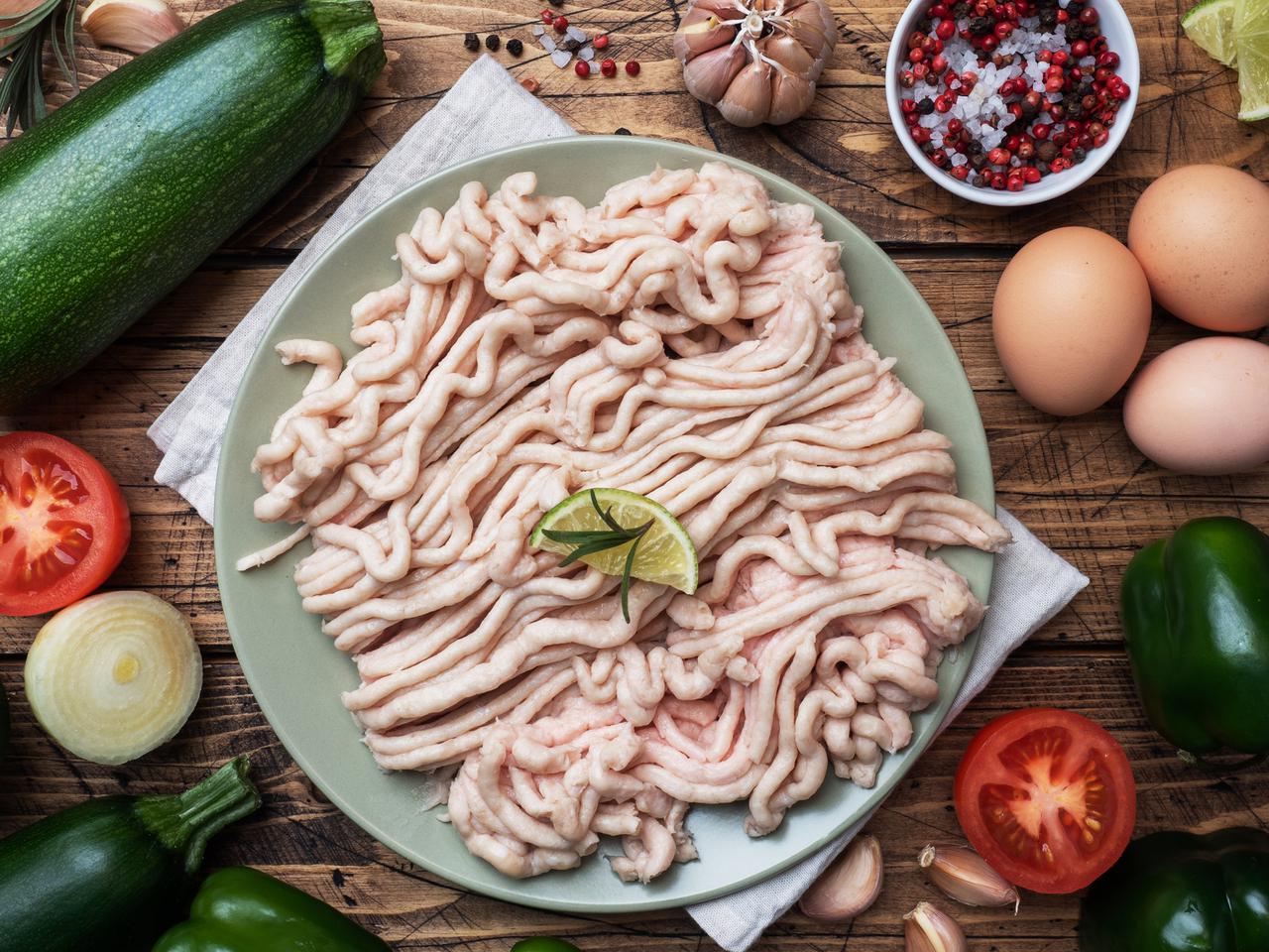 Mielone z cukinią: przepis jak zamienić mięso mielone z cukinią w soczyste kotlety