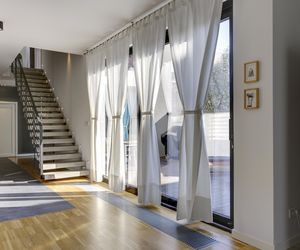 Grzejniki kanałowe - idealne rozwiązanie do jasnych przestronnych wnętrz z dużymi przeszkleniami